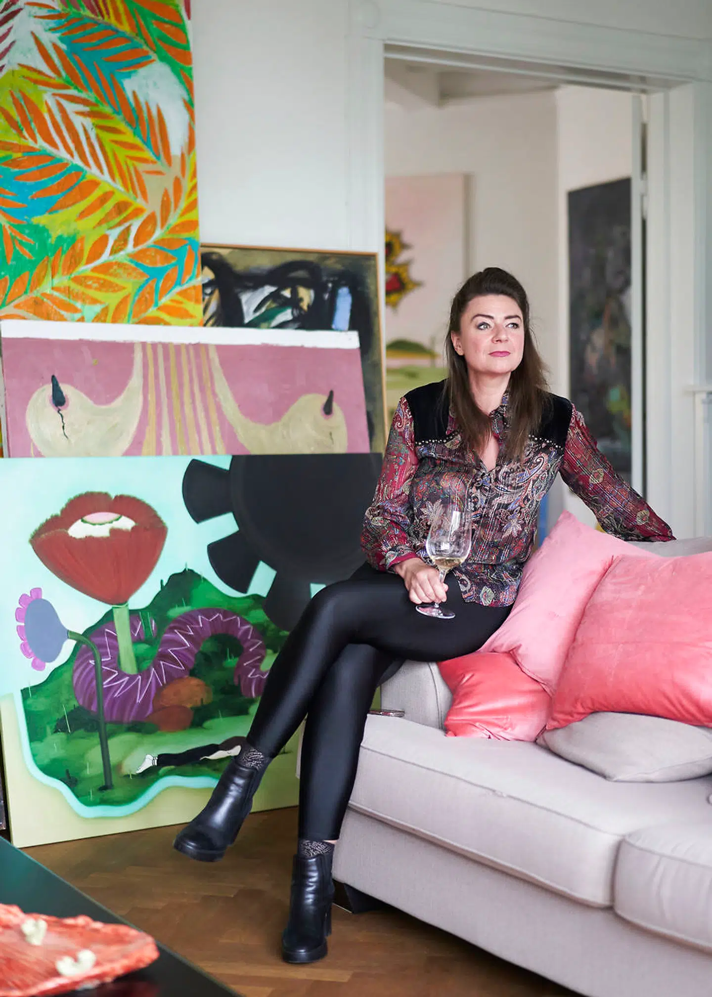 Bag Maria Friis står hendes værker i stakke – helt, som hun har for vane. Her titter værker frem af Mogens Andersen, Alexander Tovborg, Chris Johanson, Christoph Ruckhäberle og Lea von Wintzingerode.