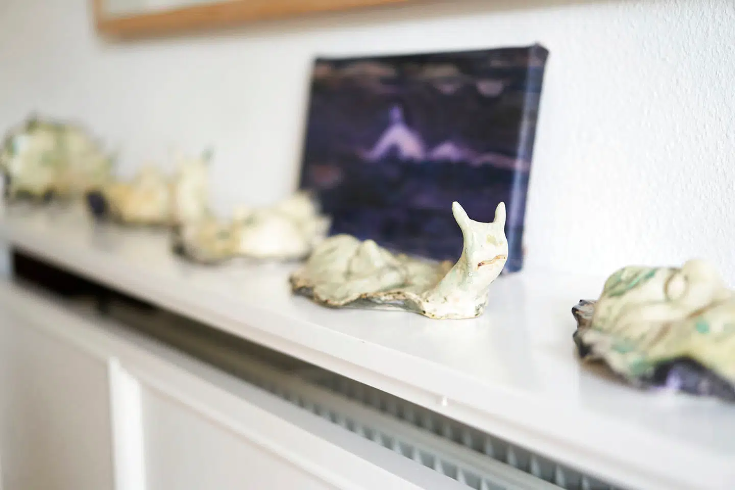 Keramiksnegle af David Hjort Di Fabio. Bagved et lille værk af Jesper Just.