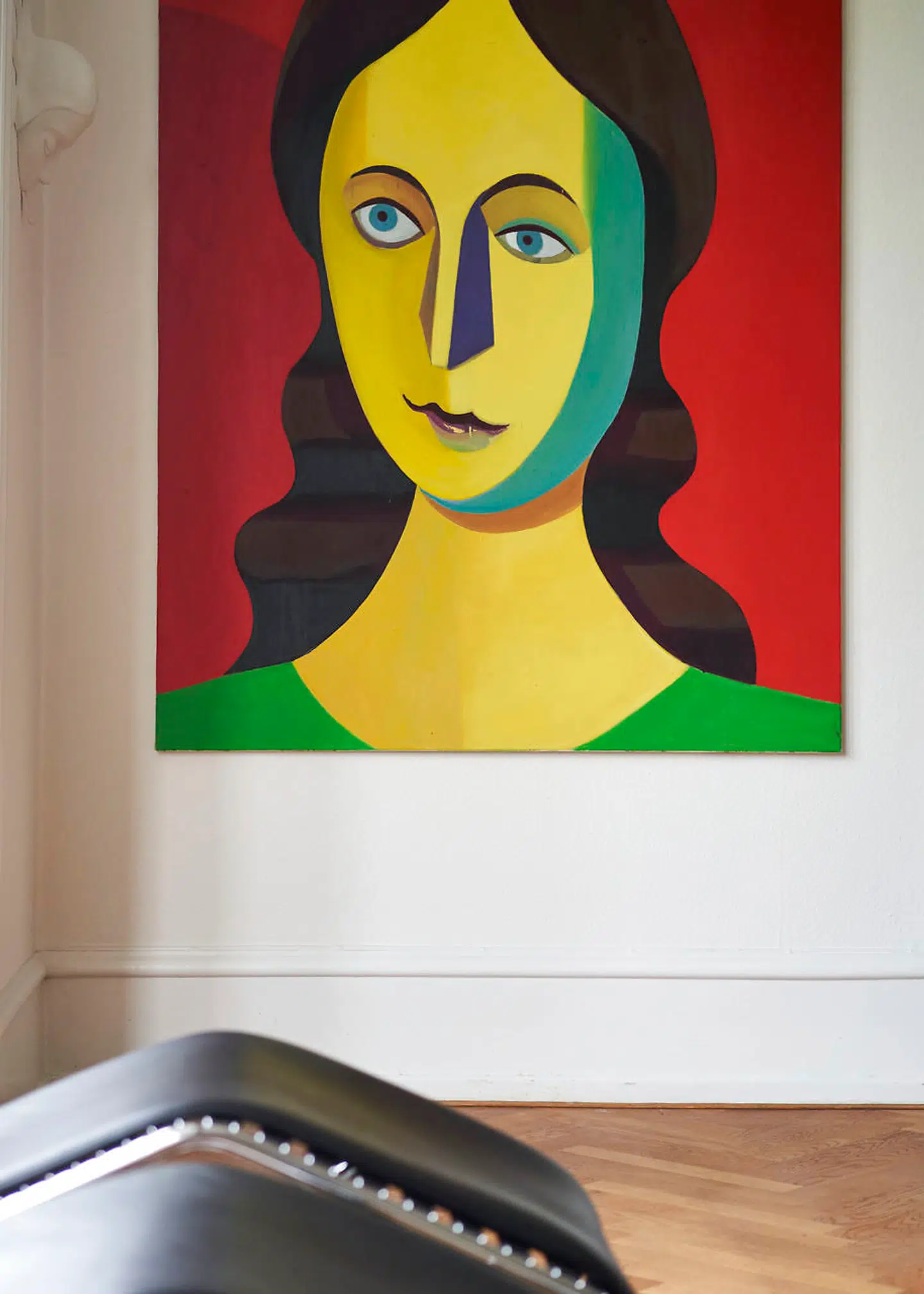 Værket »Girl with brown hair« af tyske Christoph Ruckhäberle har Maria Friis netop hængt op på væggen. Maria Friis har en enorm samling af hans værker, formentlig verdens største: »Da han er ved at forberede en udstilling hos Nicolai Wallner og går og arbejder i Statens Værksteder, går han en dag op på Statens Museum for Kunst og ser et billede af Wilhelm Lundstrøm, for så at gå tilbage og male det her. Der er en melankoli, som jeg elsker, og melankolien rummer en eftertænksomhed og rigtig meget skrøbelighed. Samtidig er det malet stærkt, håndfast og præcist og i stærke farver.«