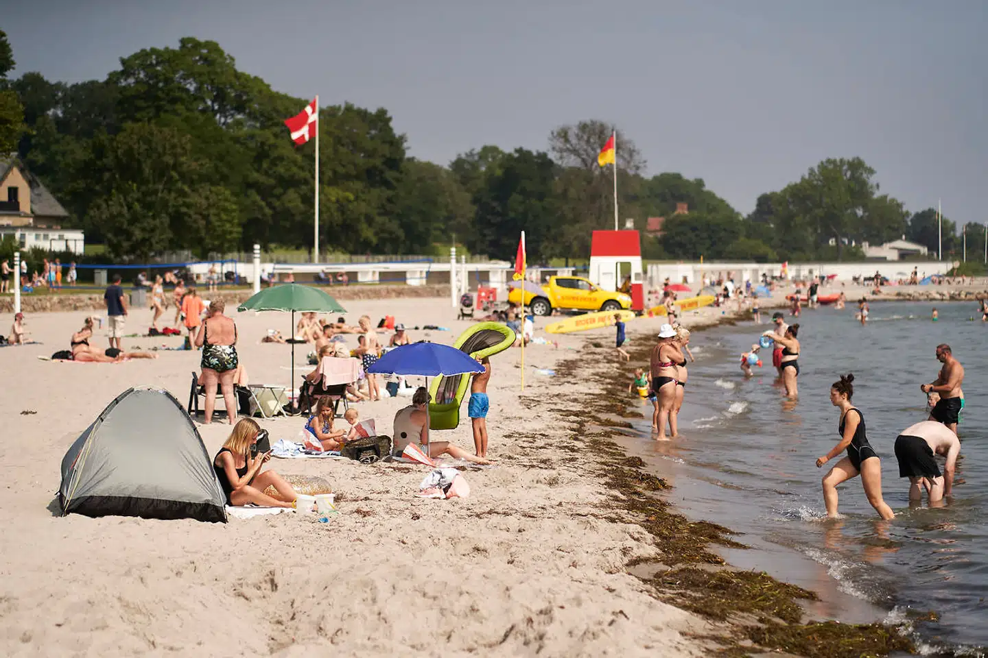 Bellevue Strand er blevet centrum for en debat om, hvorvidt udefrakommende skal begrænses i adgangen til stranden, som over sommeren er blevet overrendt af gæster, der ifølge flere larmer, ryger og drikker. Nu tager borgmester Michael Fenger konsekvensen.