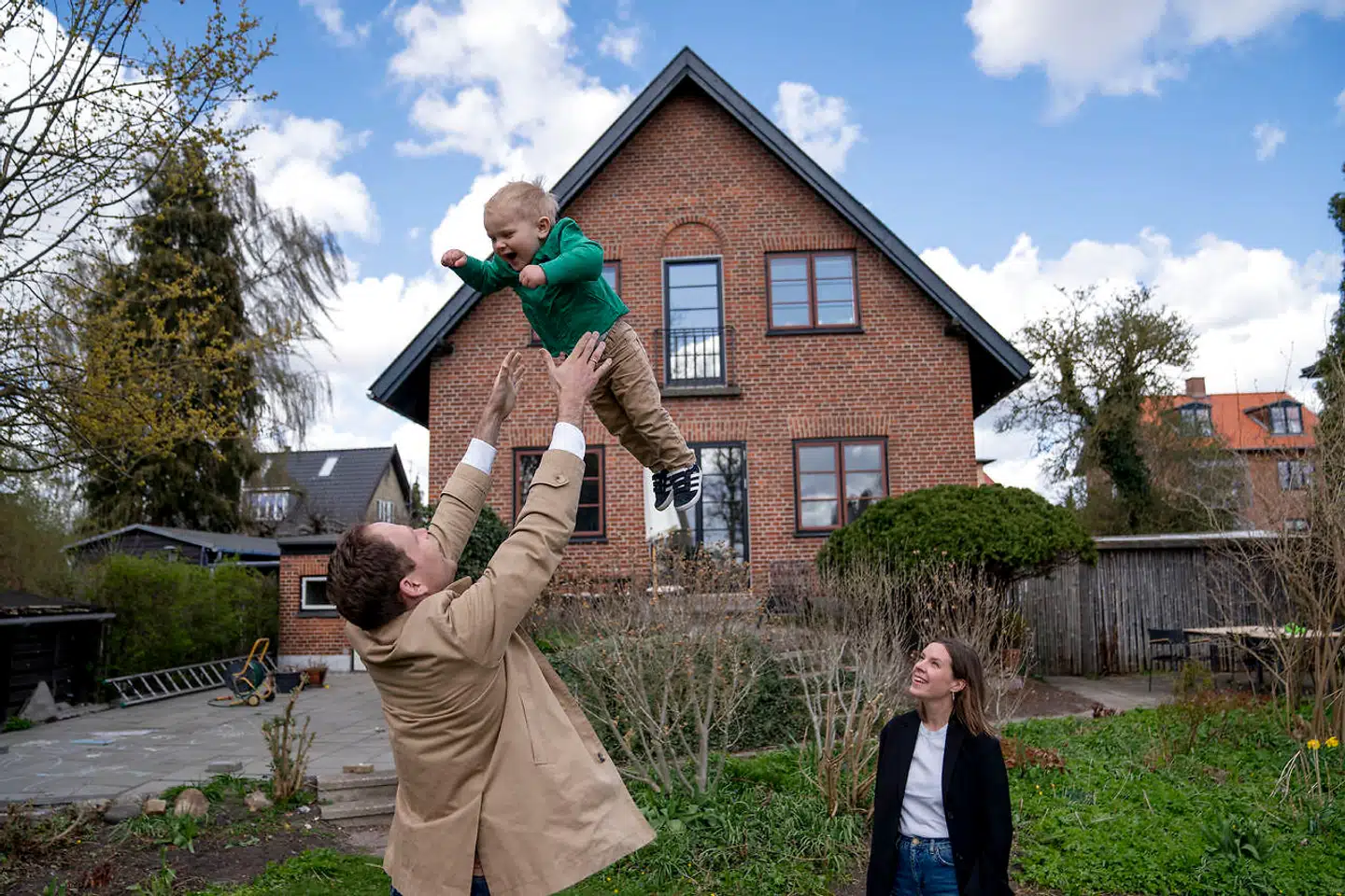 Johan og Anna Hallgren Madsen har med to små børn valgt et af de nye lån med mulighed for 30 års afdragsfrihed, da det giver dem en større økonomisk fleksibilitet i en tid, hvor indtægten kommer til at falde. Hvis adgangen til de afdragsfrie lån bliver strammet, vil den mulighed forsvinde for dem, der har en belåningsgrad på over 60 procent af boligens værdi. Arkivfoto: Tobias Kobborg
