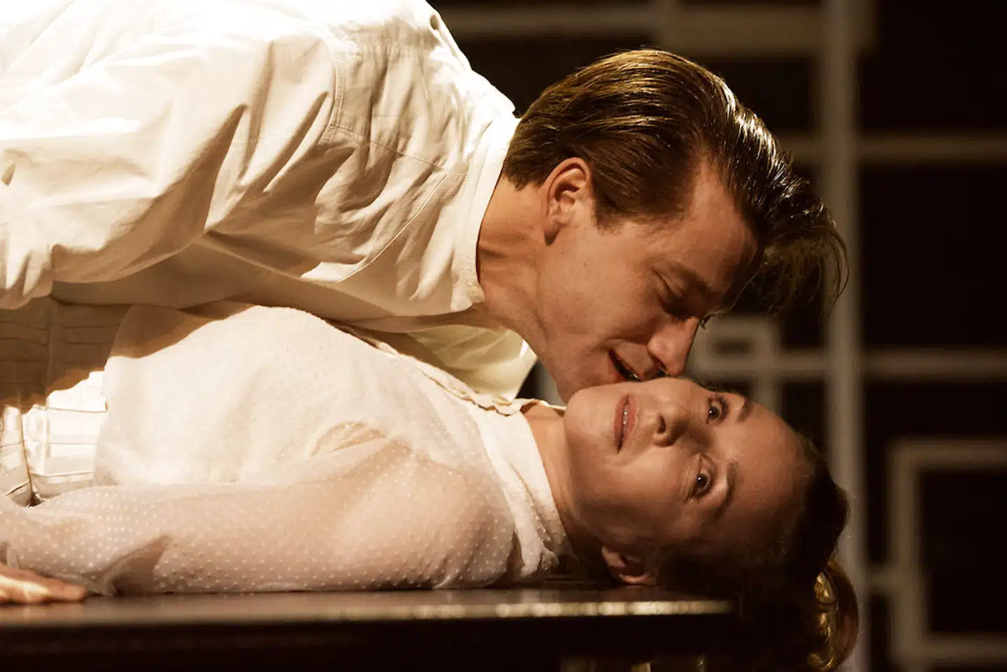 Alban Lendorfs Jean i clinch med Sonja Richters Julie. Netop Sonja Richters nervespil er den egentlige oplevelse.