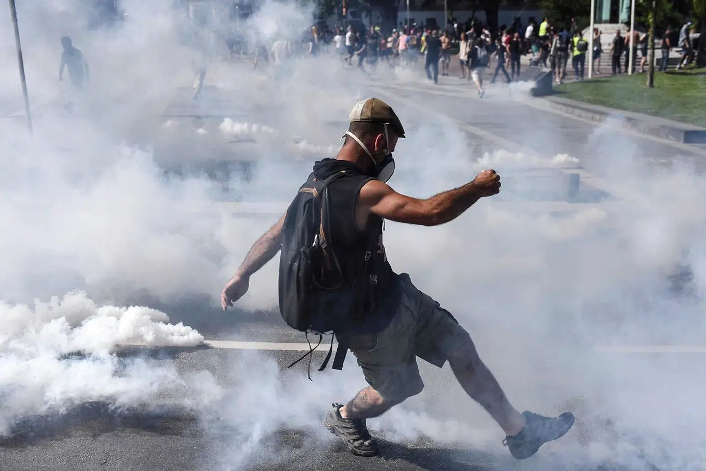 Lørdagens demonstrationer udartede flere steder til gadekampe, hvor politiet besvarede stenkast med tåregas, her i Nantes. Var dette blot en forsmag på endnu voldsommere protester?