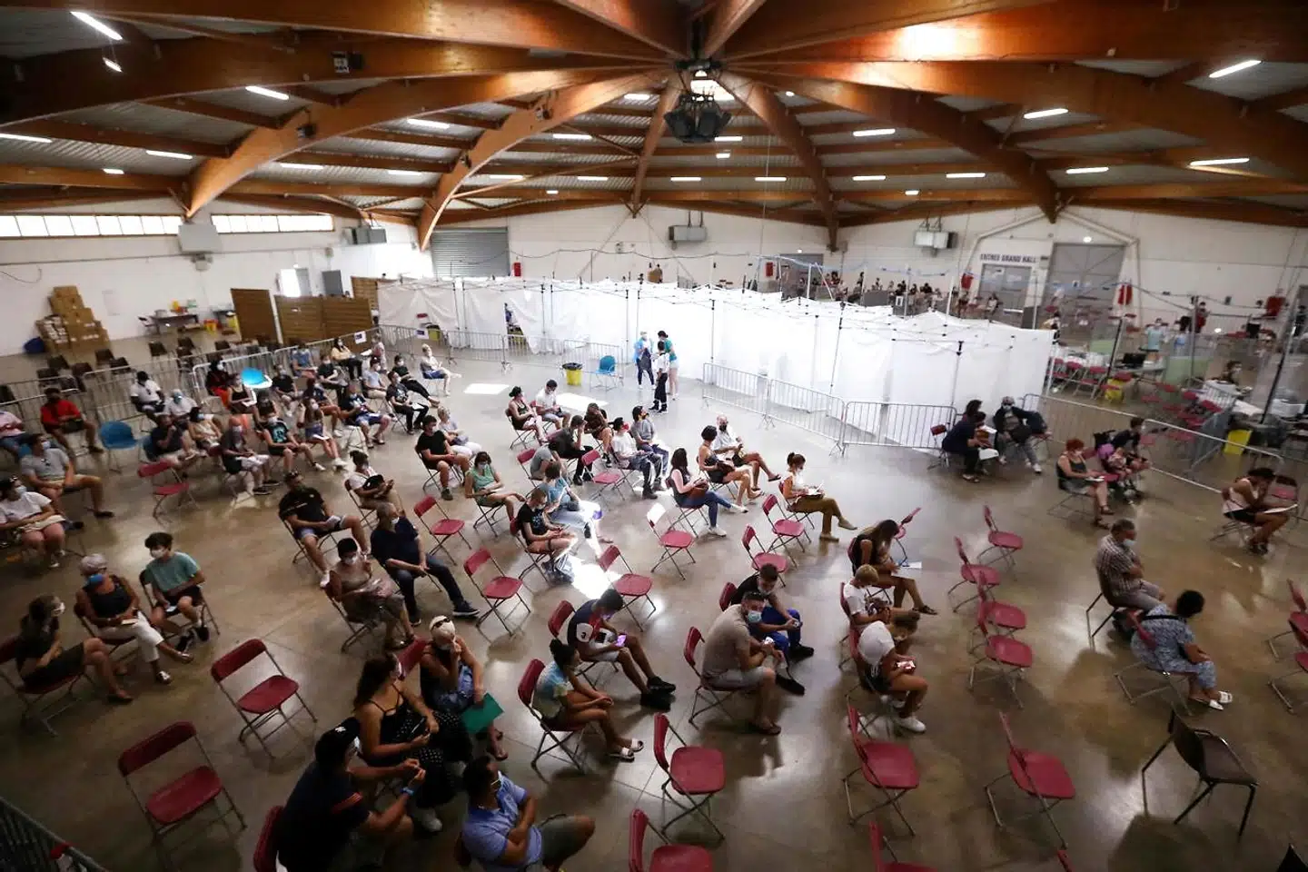 Travlhed i vaccinationscenteret i den sydvestfranske by Perpignan på en steghed højsommersøndag. Præsident Macrons appel til tvivlrådige borgere har sammen med hans annoncering af et coronapas fået masser af også helt unge franskmænd til at bestille tid til vaccination.