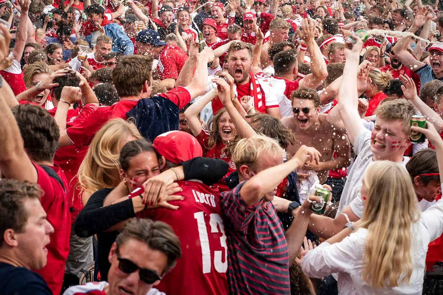 »I guess you'd say – what can make me feel this way? Schmeichel, Schmeichel … Talking 'bout Schmeichel,« lød det blandt andet fra de rød/hvide tilskuere på stadionlægterne, foran storskærmene og hjemme i stuerne. Succesen er kommet bag på duoen, der står bag slagsangsfænomenet Lidt til Lægterne.
