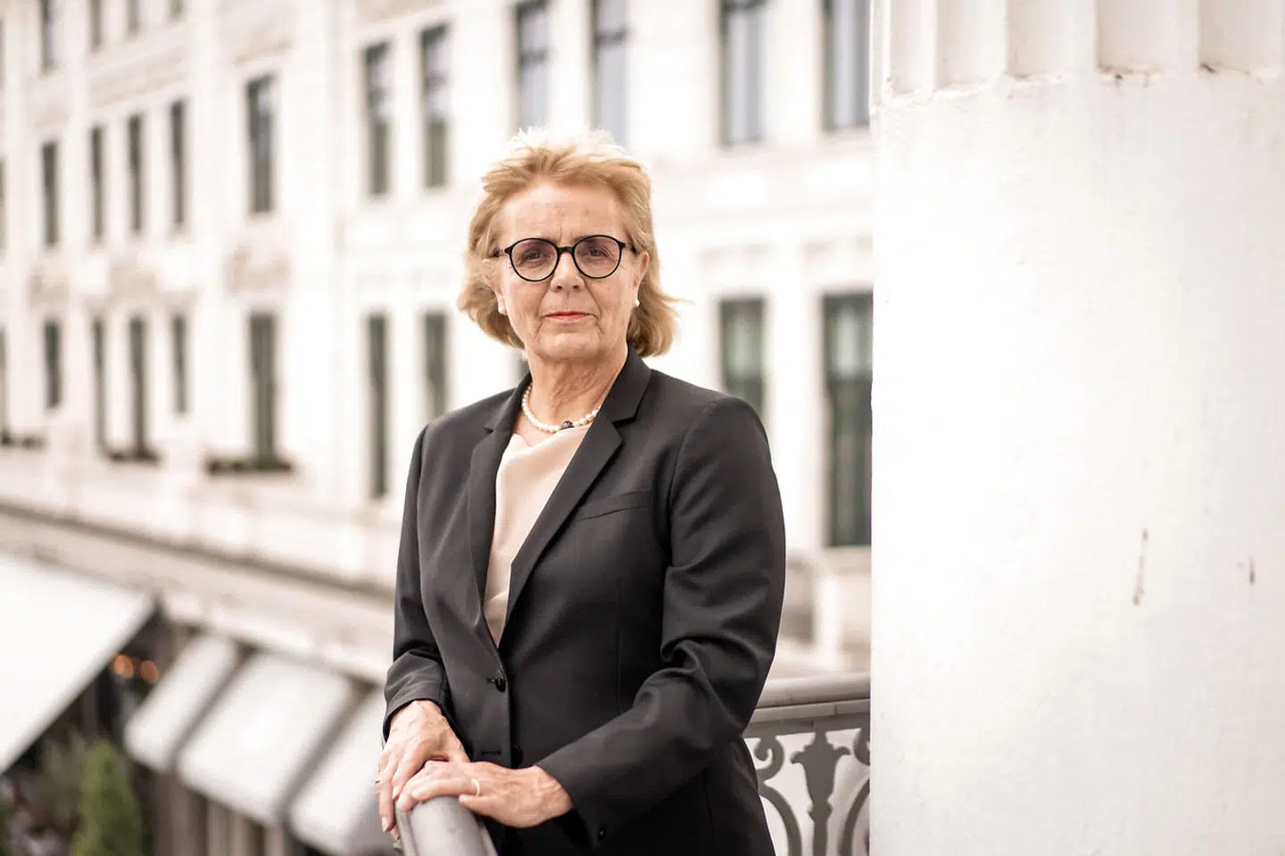 Topchef i Sydbank Karen Frøsig mener, at hun også har et ansvar for, at det ikke går bedre med ligestillingen i erhvervslivet: »Jeg har siddet i den her stol i mange år efterhånden, uden jeg er lykkedes på det punkt,« siger hun.