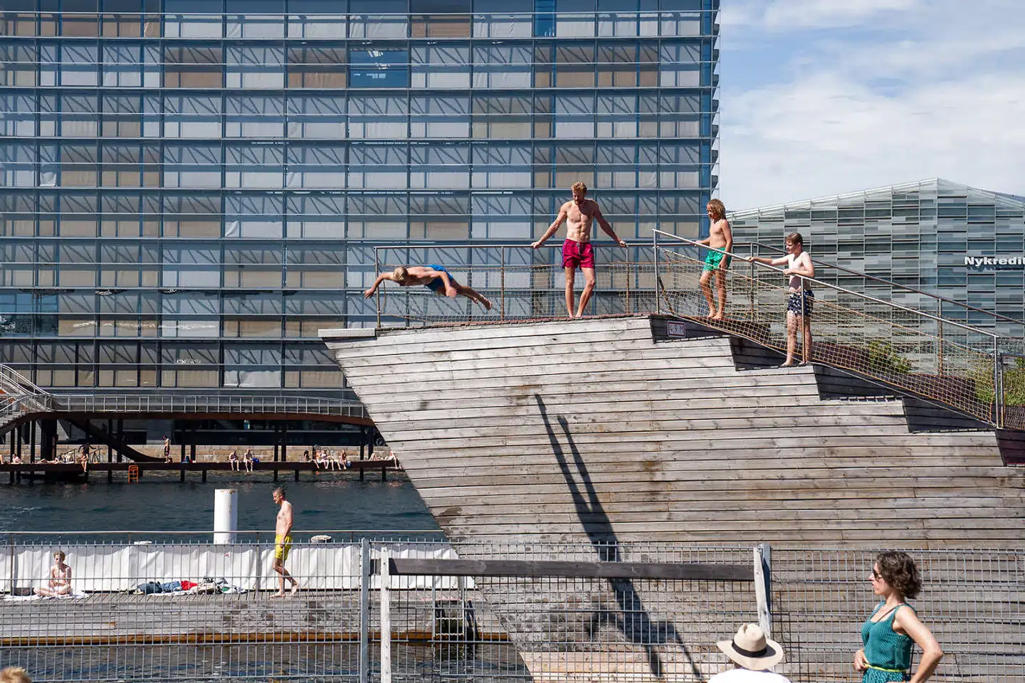 Badezonen ved Islands Brygge bliver benyttet i stor stil, og snart får københavnerne – med al sandsynlighed – glæde af en ny badezone. Arkivfoto: Emil Helms/Ritzau Scanpix
