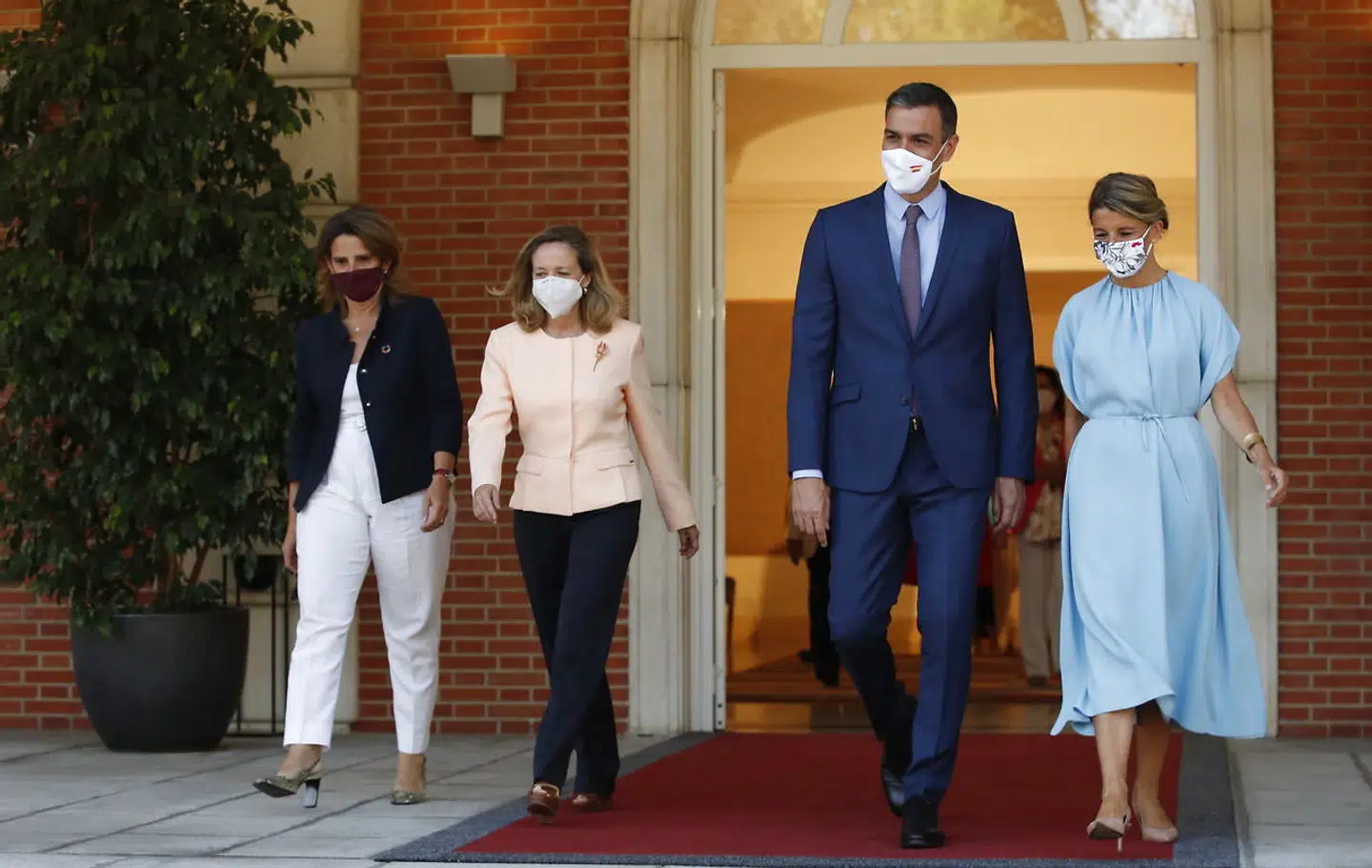 Regeringssamarbejdet mellem socialdemokraten Pedro Sánchez og den nye leder af venstrepartiet Unidas Podemos, Yolanda Díaz (yderst til højre), er indimellem stormfuldt. Men deres vælgere er enige om én ting: De bryder sig ikke om tør tortilla.