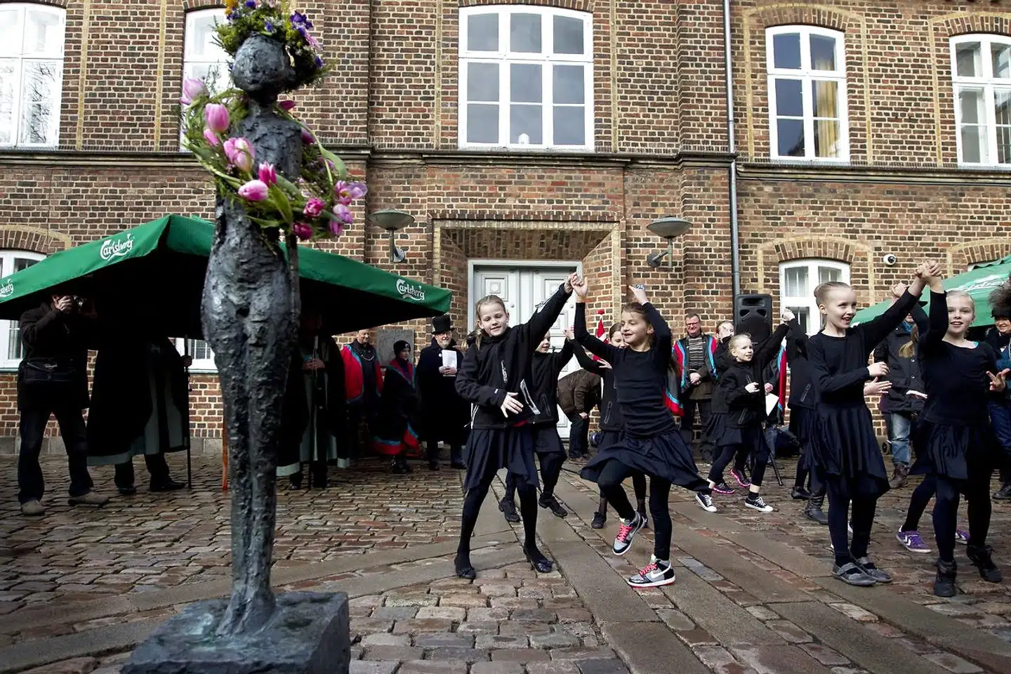»Kvinde på kærre« fik i 2012 fejret sin 70-års fødselsdag af et stort antal borgere fra Holstebro og omegn. Alberto Giacomettis lille skulptur, der i dag står som et symbol på Holstebro Kommunes kulturpolitik, blev købt i 1966, og det har siden vist sig at være en rigtig god investering.