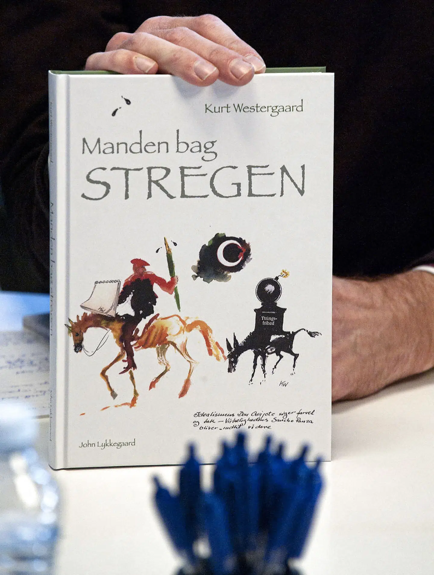 Kurt Westergaards selvbiografik »Manden bag stregen« fra 2010. Her fotograferet i anledning af udgivelsen.