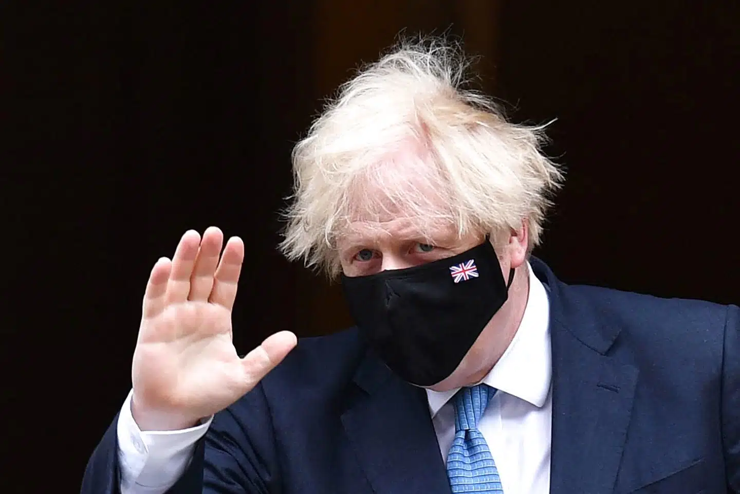 Den britiske premierminister er vaccineret. Og han har også selv haft covid-19. Alligevel er briternes vred over, at han først afviste at gå i selvisolation, blusset op. Årsagen skal findes i, at hundredtusinder af briter, som har været nærkontakt til smittede, bliver bedt om at isolere sig.