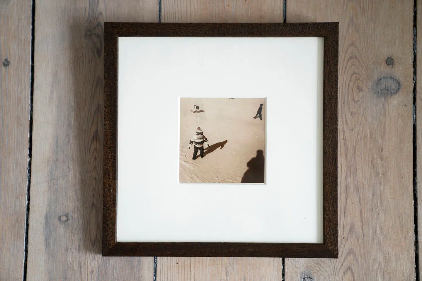 »Jeg har taget det med for at illustrere, at man for meget få penge kan omgive sig med poesi og en oplevelse, som betyder noget for én. Jeg tror, jeg gav 300 kroner,« siger Christine Almlund om dette kunstfoto, hun fandt ved en vintage-nichefestival under Paris Photo.