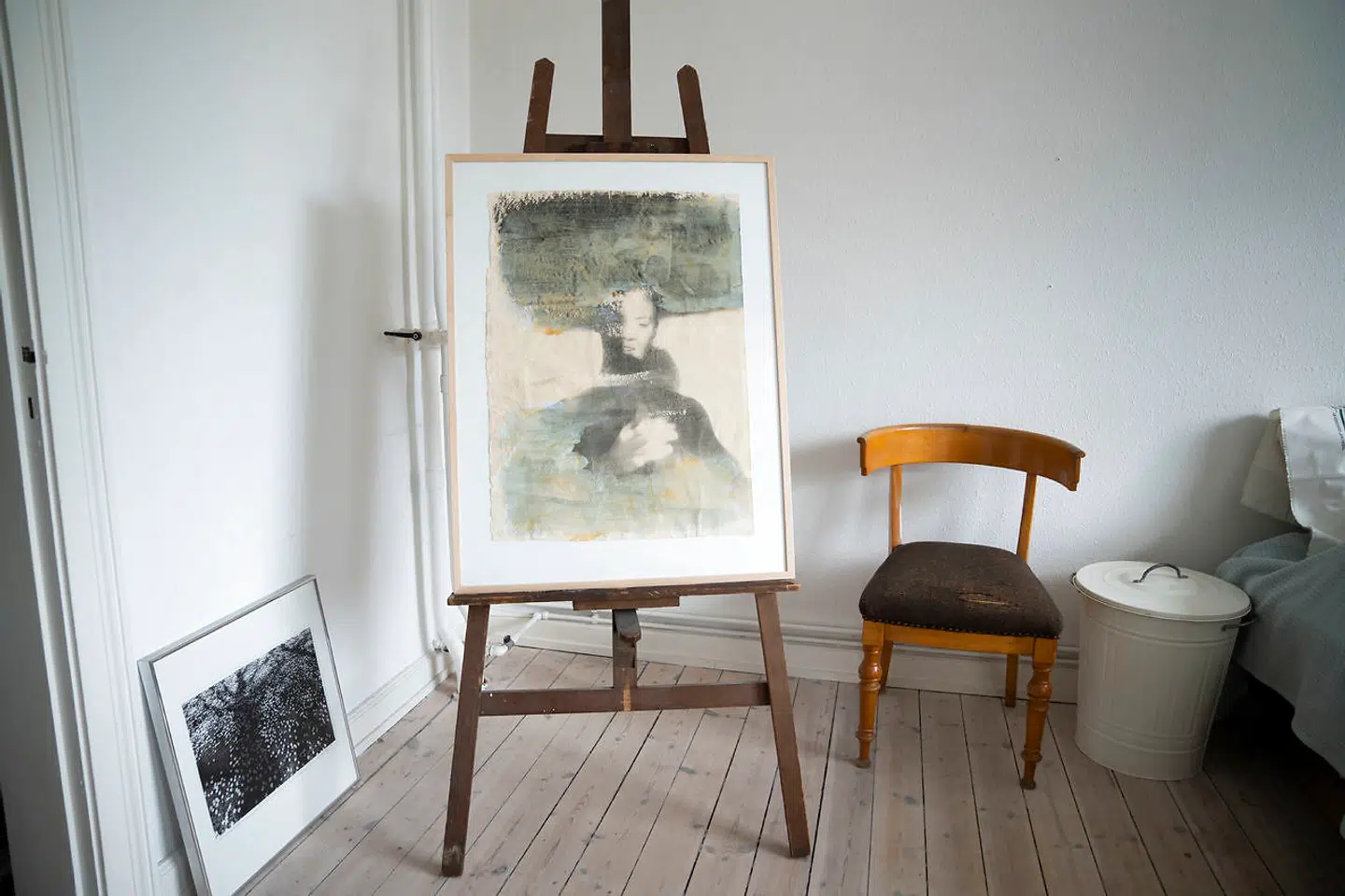 »Det her værk er af Jytte Rex, som jeg har lært at kende blandt andet ved at læse hendes »Kvindernes bog«, hvor det gik op for mig, hvordan kvindelivet har ændret sig i de sidste to-tre generationer. Jeg har været optaget af mor-datterrelationen i de her år, fordi jeg har lært min mor at kende på en hel ny måde. Jytte Rex arbejder med sin mor og sin datter i mange værker. I det her værk er det datteren – og det er jo dét, jeg selv er,« siger gallerist Banja Rathnov.