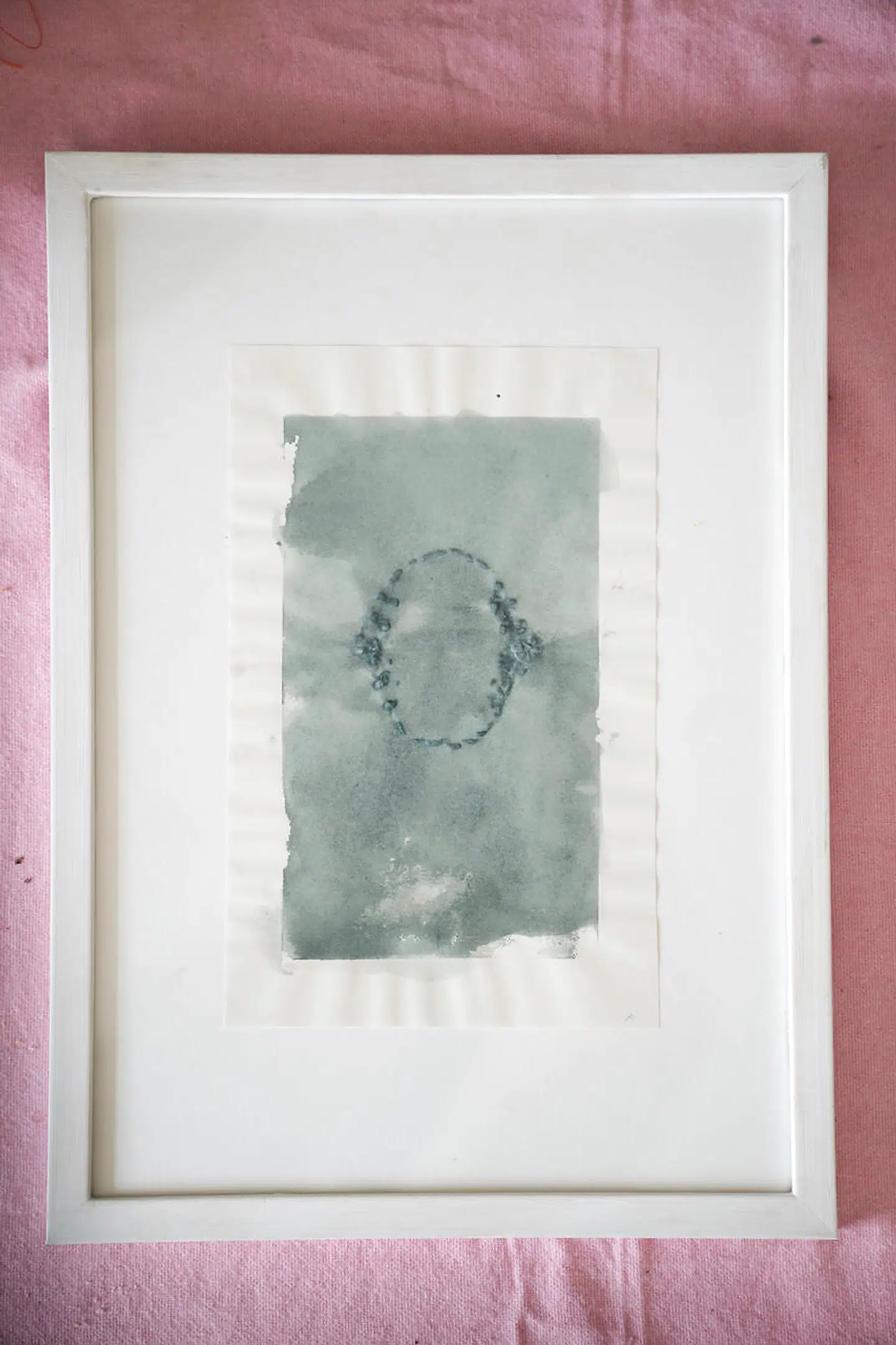 »»Tandtryk og afsmitninger« er fra 2016 af Stense Andrea Lind-Valdan, hvis værker jeg har været med til at sælge til SMK. Hun har arbejdet rigtig meget med kroppen, som interesserer mig. Man finder ud af, at man er en krop, når man har født fem børn (fem drenge, red.). Hun har lavet mange værker med sin søn – blandt andet de her tandbid, som hun kalder for »Gloria«,« fortæller Banja Rathnov.