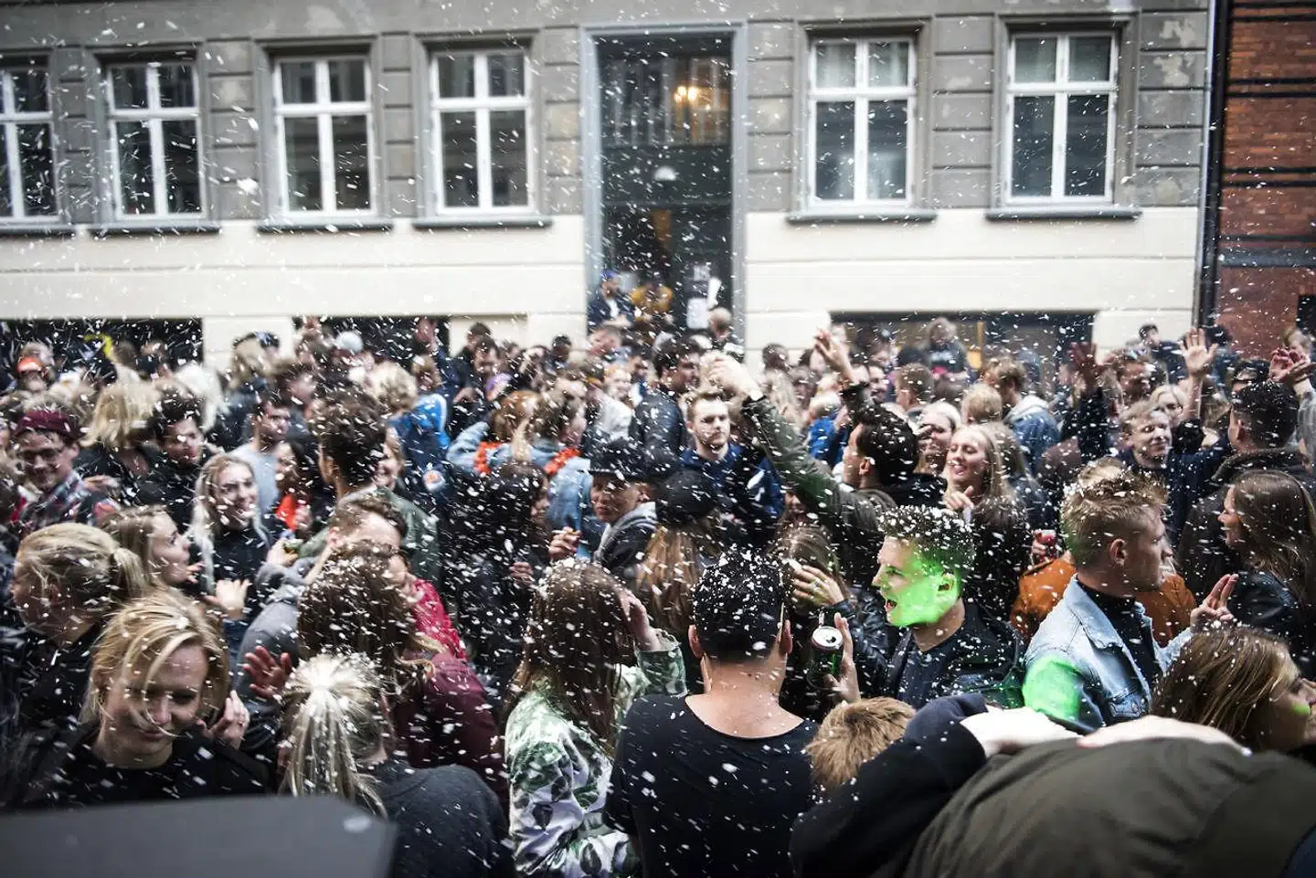 »Samtidig har vi med en stærkt stigende afhængighed af hele tiden at være på digital langfart ignoreret de muligheder, det fysiske sted giver, og dermed kastet enhver chance for energi, nærvær og nysgerrighed i mødet med andre mennesker over skulderen,« skriver Peter Holdt Christensen.