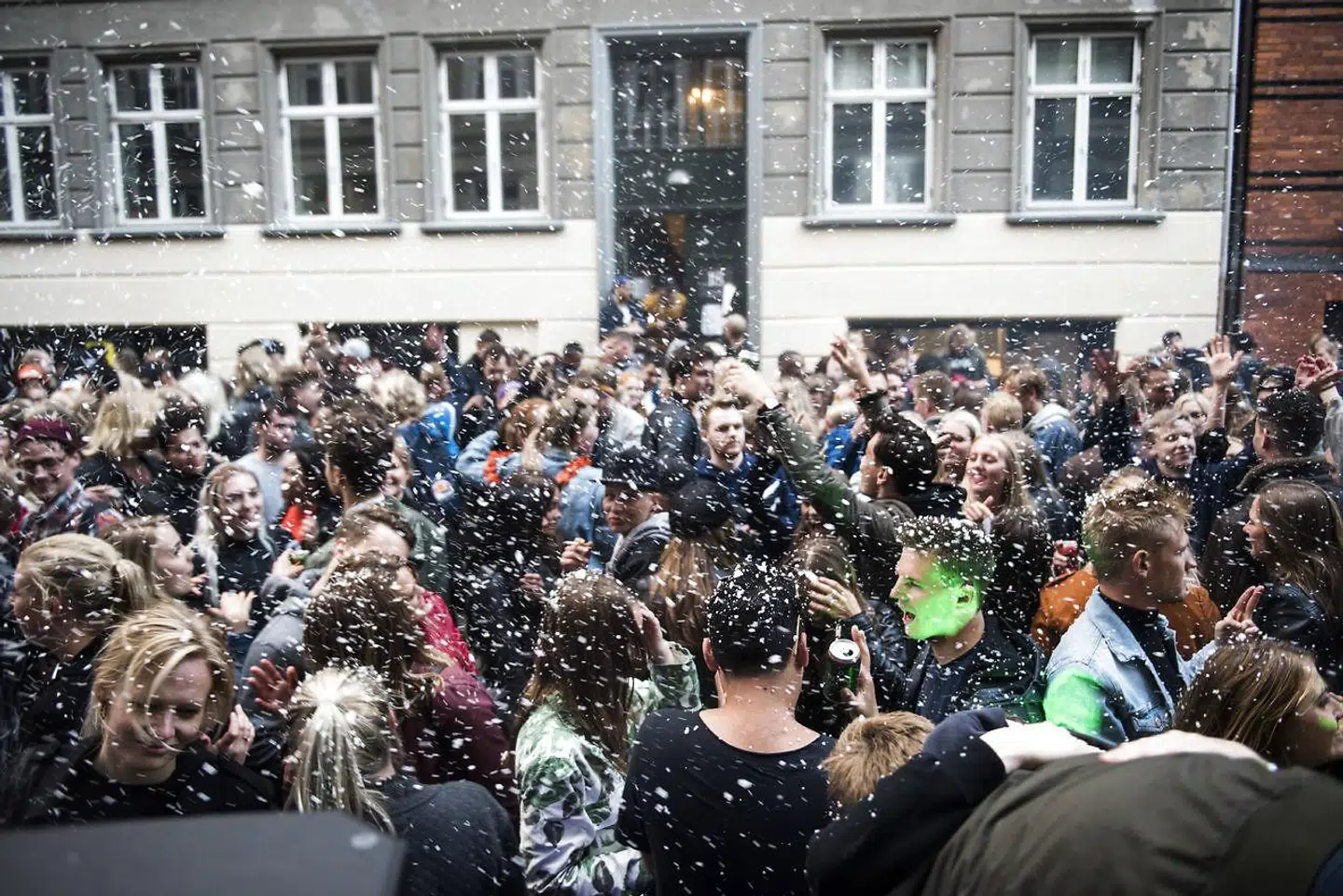 »Samtidig har vi med en stærkt stigende afhængighed af hele tiden at være på digital langfart ignoreret de muligheder, det fysiske sted giver, og dermed kastet enhver chance for energi, nærvær og nysgerrighed i mødet med andre mennesker over skulderen,« skriver Peter Holdt Christensen.