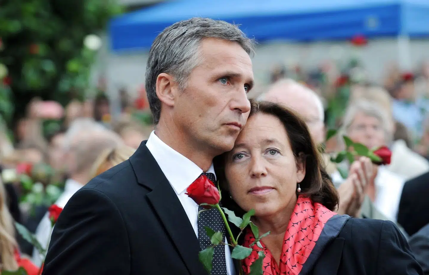 Norges daværende statsminister, Jens Stoltenberg, blev et ansigt på den udbredte sorg i Norge oven på Anders Behring Breiviks højreekstremistiske terrorangreb. I Stoltenbergs egen bevægelse herskede der tillige et behov for et ideologisk opgør. Her ses Stoltenberg og hustruen, Ingrid Schulerud, tre dage efter angrebet.