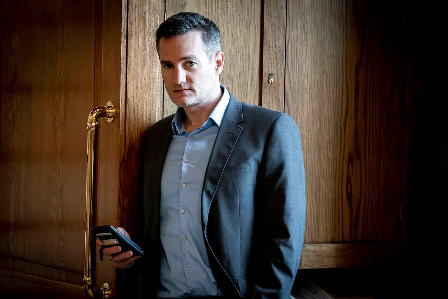 Efter endnu en natteforhandling i Finansministeriet fik De Konservatives Rasmus Jarlov nok. I maj delte han en længere opdatering på Facebook, hvori han beskrev, at han havde brokket sig højlydt til finansminister Nicolai Wammen (S) om arbejdsforholdene, men var blevet fejet af.