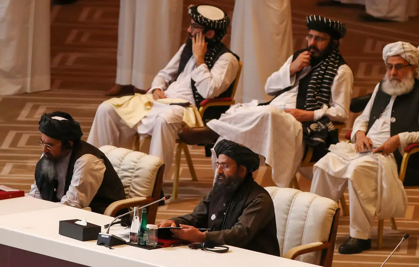 Medstifteren af Taleban Mullah Abdul Ghani Baradar taler under åbningen af fredsforhandlingerne med den afghanske regering tilbage i september 2020. I dag er det en sejrssikker leder, der sidder for bordenden.