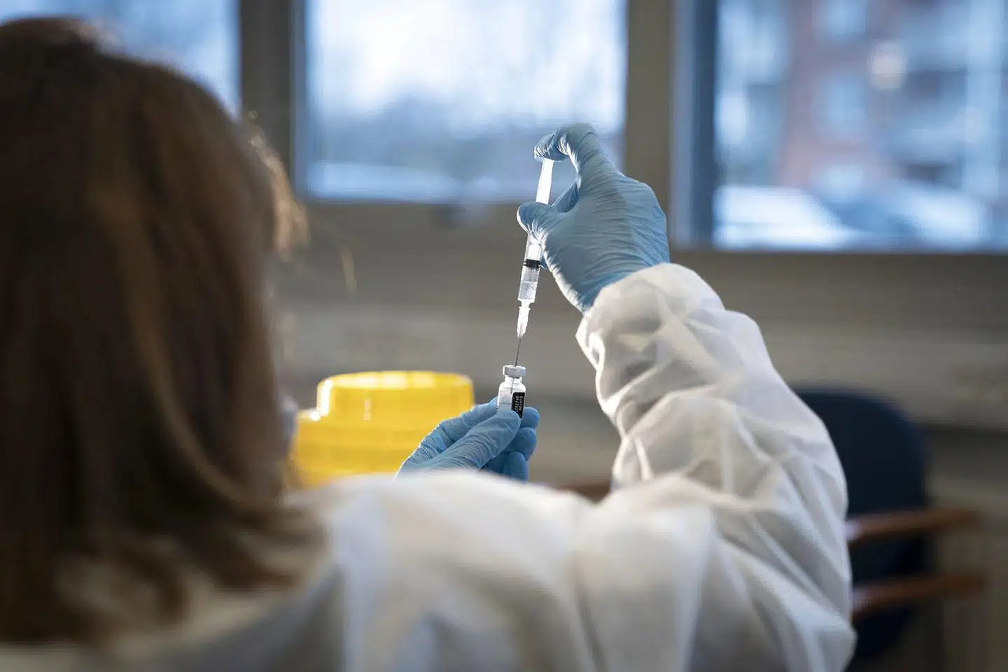 »Har vi virkelig ikke tid til at vente på bedre viden om evt. bivirkninger blandt vores børn og unge efter covid-19-vaccine? Til at tænke os om. Til på baggrund af data og viden at prioritere indsatser, som viser sig bedst at skabe værdi for vores befolkning?« spørger Lone Graff Stensballe, Anders Beich og Klaus Birkelund Johansen.