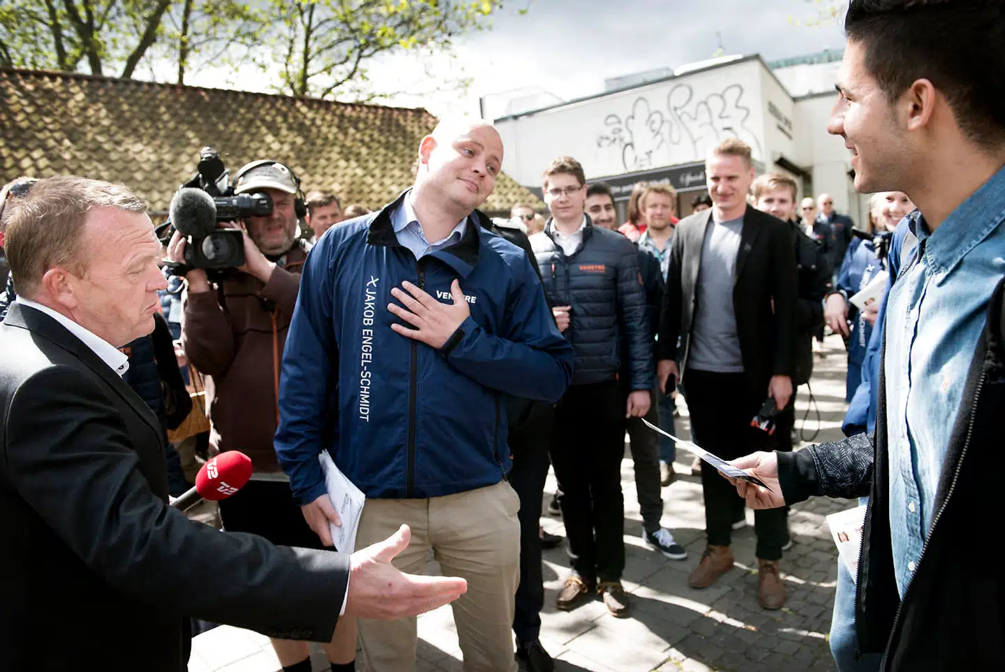 Arkivfoto. Venstres forhenværende formand Lars Løkke Rasmussen hilser på potentielle vælgere sammen partifællen Jakob Engel-Schmidt på Jernbanepladsen og Lyngby gågade ved Lyngby Station. Billedet er fra mandag d. 15. juni 2015. Jakob Engel-Schmidt er nu sekretariatsleder i Løkkes nye parti, Moderaterne. Engel-Schmidt forklarer, at Løkke – »ligesom vi andre« – har kontaktet ministeriet for at få styr på gældende lovgivning og få deres arbejdsgang, »så vi kan lave en strategi«.