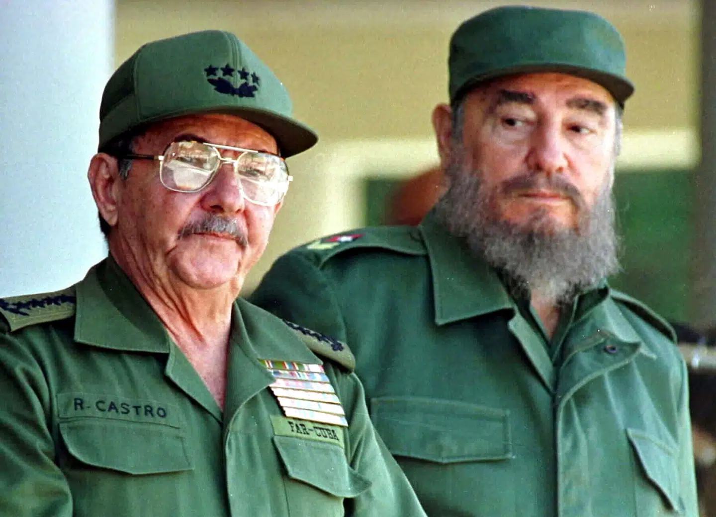 Fidel Castro døde i 2016. I 2018 overdrog hans bror Raul Castro (tv.) præsidentposten til Miguel Díaz-Canel. Nylige folkelige protester mod det cubanske regime har genoplivet Castro-brødrenes forsvar for den cubanske revolution på venstrefløjen.