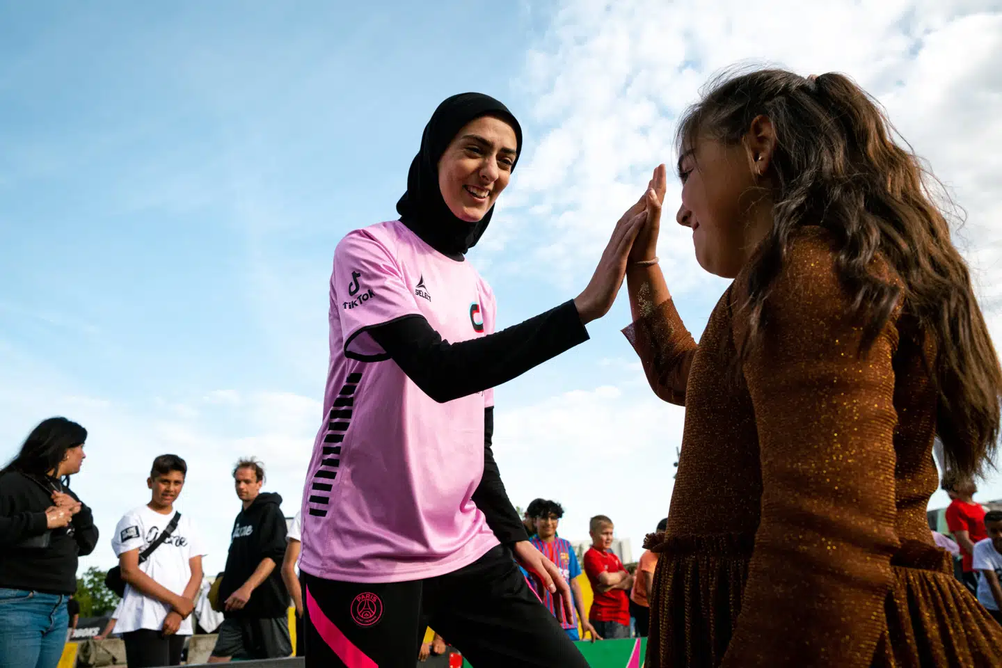 »Med tålmodighed og engagement står hun hver uge på asfalten og motiverer piger til at finde ud af, at de sagtens kan være med,« skriver Ida Brix om Maymi Asgari.