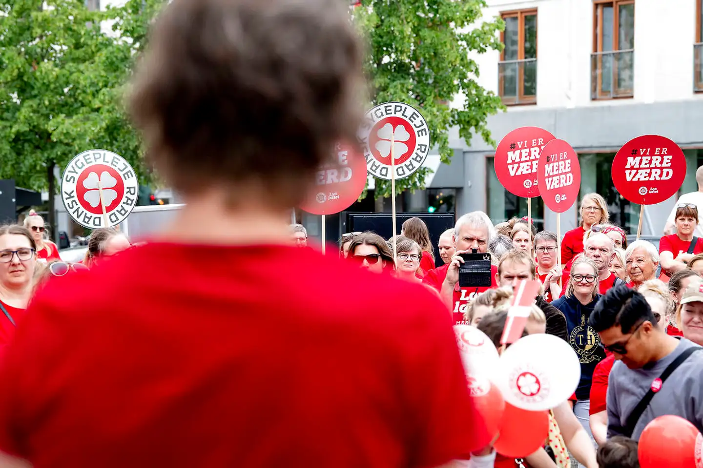 Sygeplejerskernes formand, Grete Christensen (med ryggen til), har netop bebudet, at sygeplejerskernes strejke udvides fra 10. august.