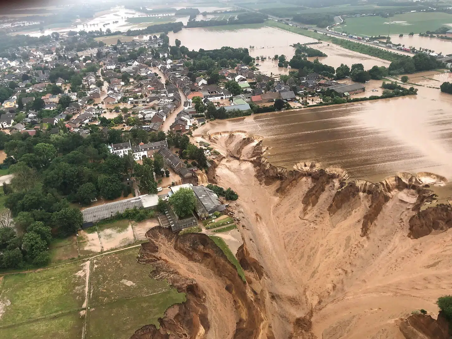 Ved byen Erftstadt-Blessem er flere huse forsvundet på grund af de massive vandmasser.