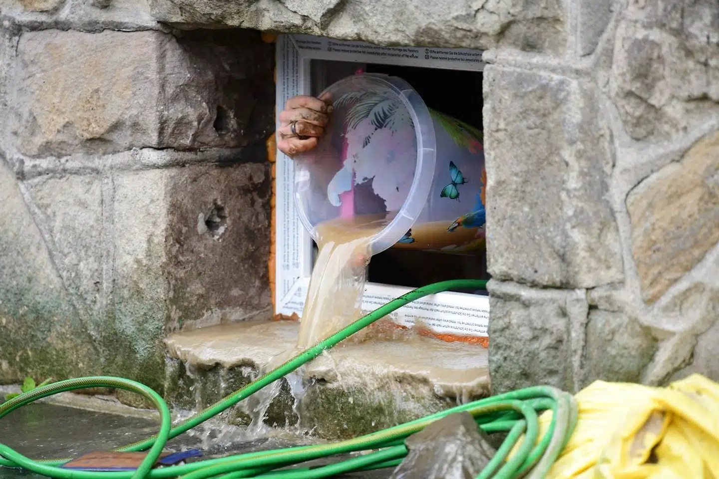 Oprydningen er gået i gang. Her er en person i gang med en spand i Hagen i det vestlige Tyskland.