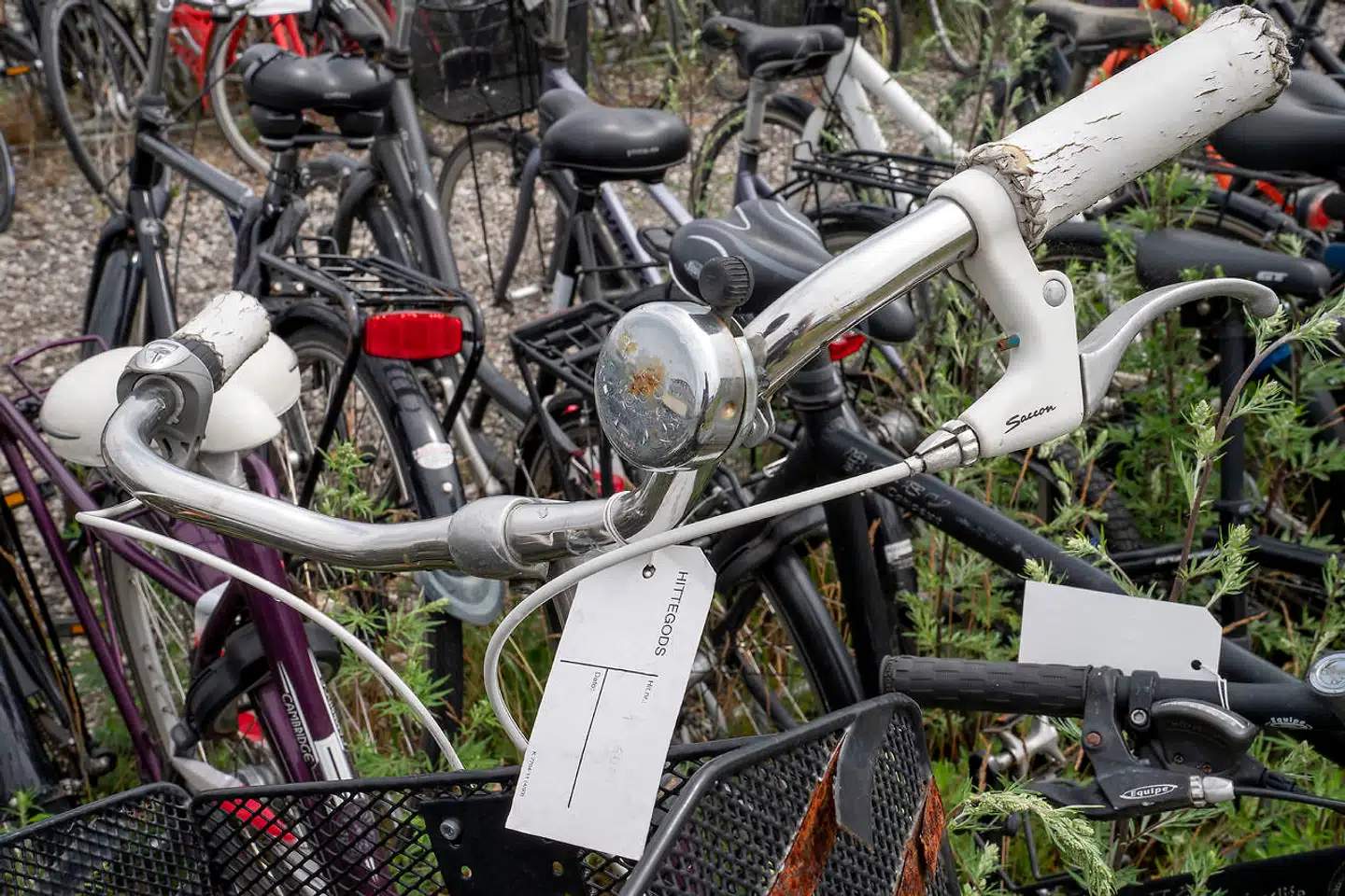 Tal fra Københavns Kommune viser, at kommunen bruger millioner på at indsamle cykler hvert år. Og det er budgettet, der bestemmer, hvor mange cykler man indsamler. I 2020 blev der samlet 20.000 ind som hittegods.