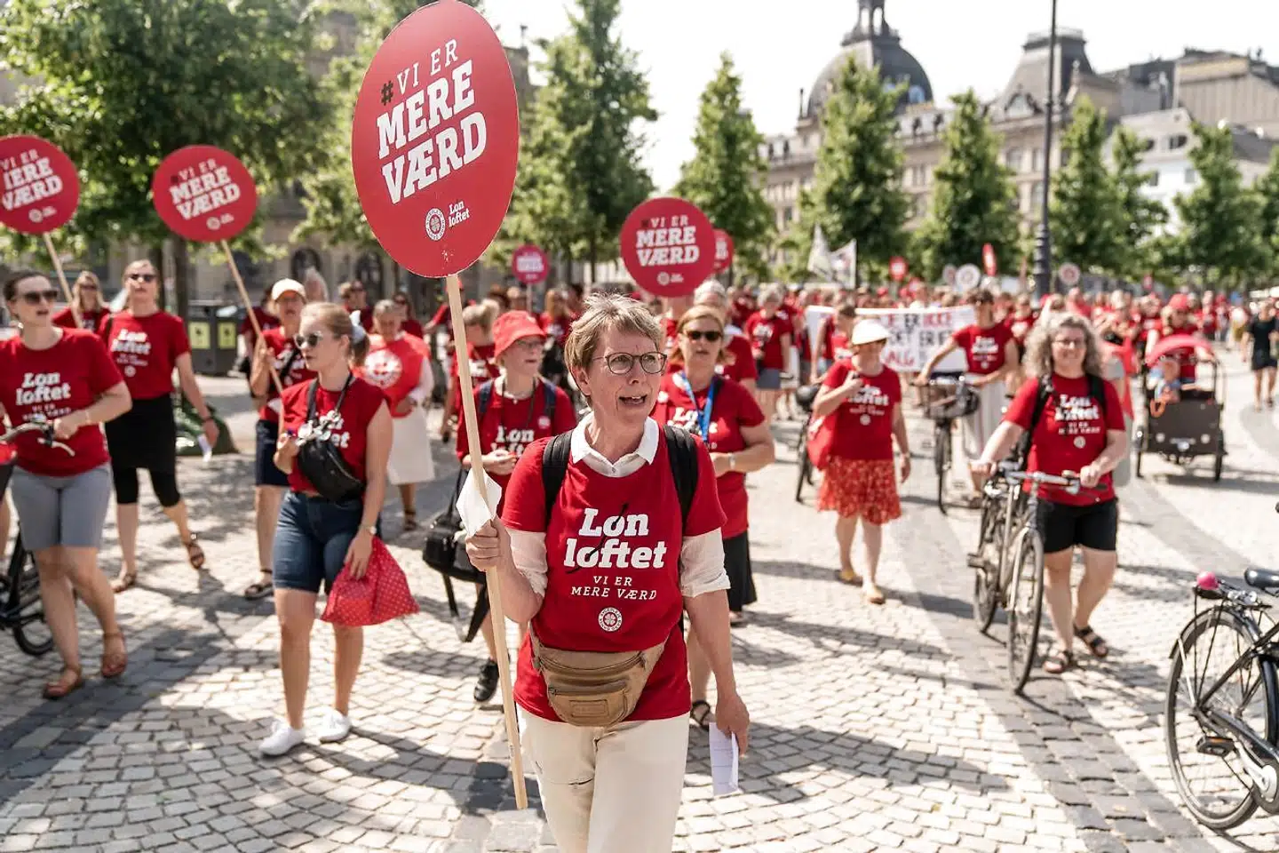 150 strejkende sygeplejersker demonstrerer for et lønløft på Kongens Nytorv i København.