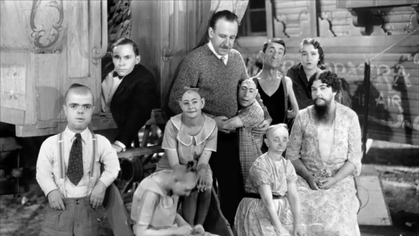 Instruktøren Todd Browning (i midten) havde selv arbejdet i cirkus og ønskede at give publikum et indblik i cirkusfolkets virkelighed.