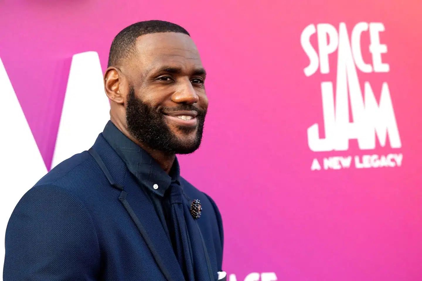 LeBron James spiller for tiden for LA Lakers, og bliver af nogle anset for den bedste basketballspiller nogensinde – i skarp konkurrence med Michael Jordan, der spillede hovedrollen i den første »Space Jam«-film.