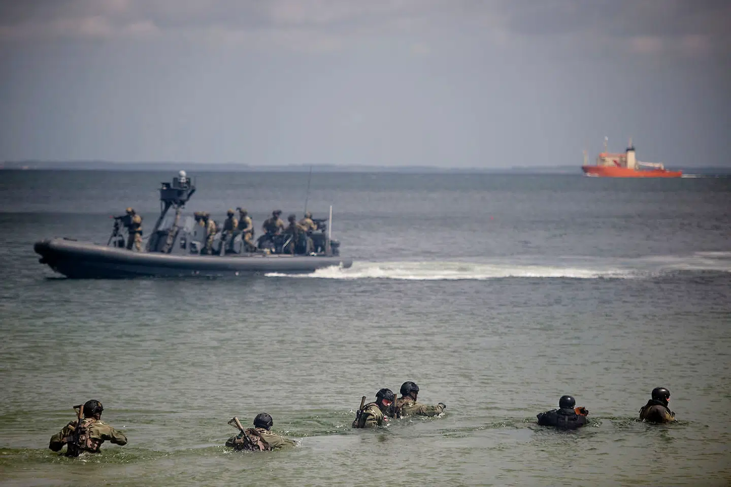 Soldater fra Frømandskorpset under et jubilæumsarrangement ved 60-året for korpsets oprettelse. Soldaterne på fotoet er ikke blandt de omtalte personer i artiklen.