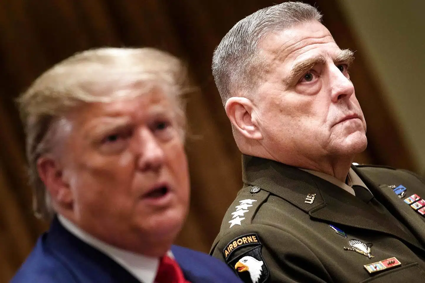 General Mark Milley (th.) blev udnævnt til forsvarschef af præsident Donald Trump – men han var dybt bekymret for, hvad Trump kunne finde på at bruge militæret til, afslører ny bog.