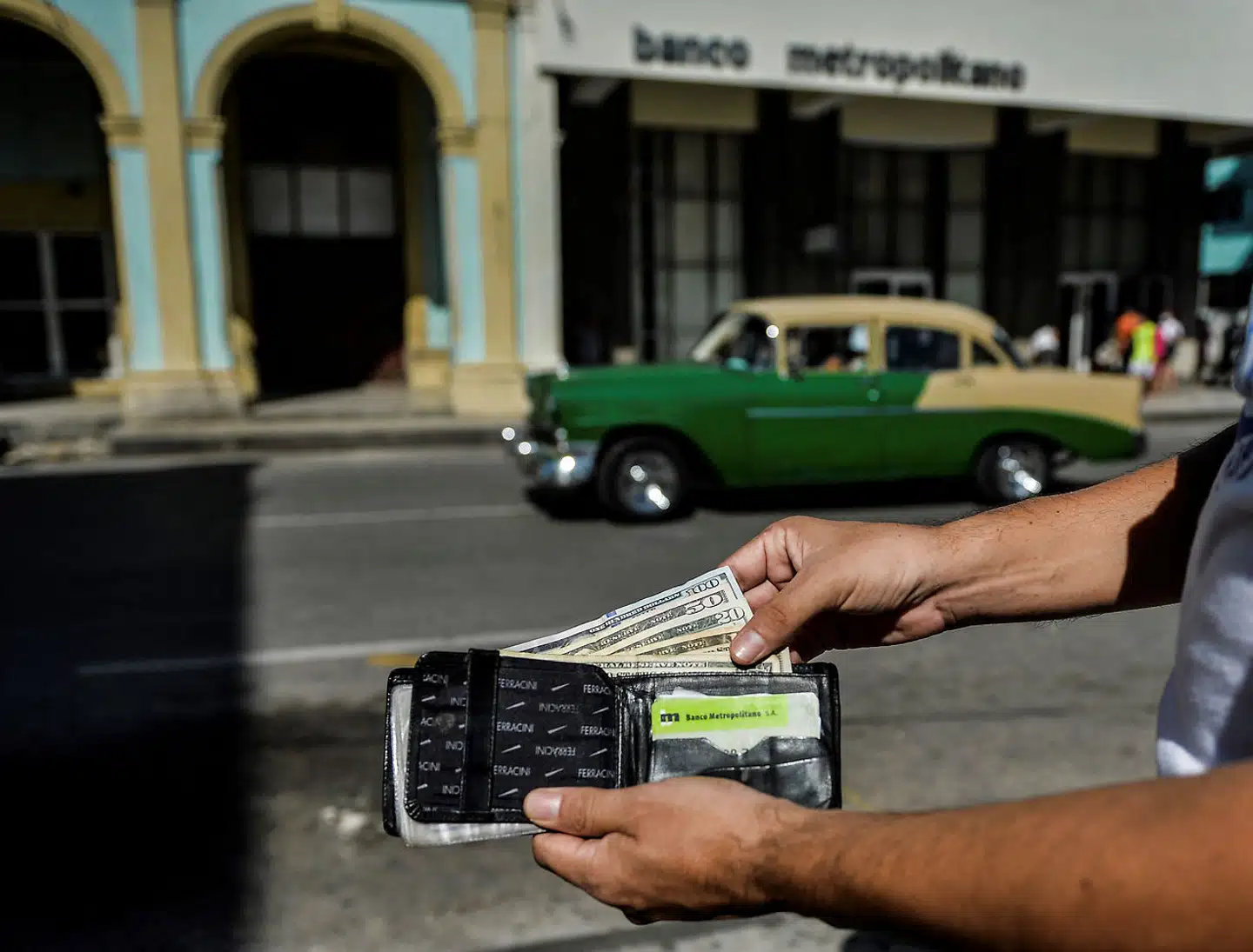 Dollar er i høj kurs blandt cubanerne. Og bitterheden blandt den del af befolkningen, der ikke har adgang til fremmed valuta via flygtede slægtninge gjorde de såkaldte dollarbutikker til mål for plyndring under søndagens uroligheder.