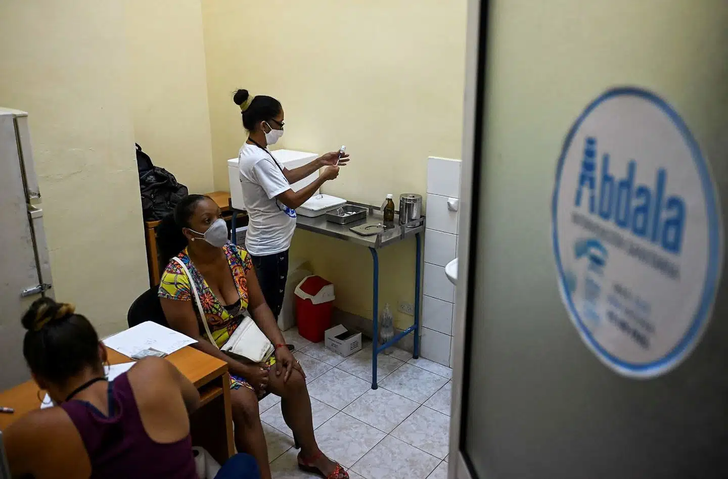 De sidste test med Cubas egen Abdala-vaccine gennemføres i denne måned. Men samtidig har coronasmitten for alvor bredt sig på øen, der ellers hidtil har klaret sig nådigt gennem pandemien.