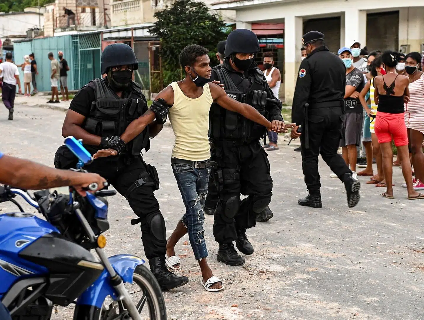 En mand bliver anholdt i Havana-omegnskommunen Arroyo Naranjo, hvor en demonstrant mandag mistede livet. Det vurderes, at adskillige hundrede er blevet arresteret i forbindelse med protesterne.