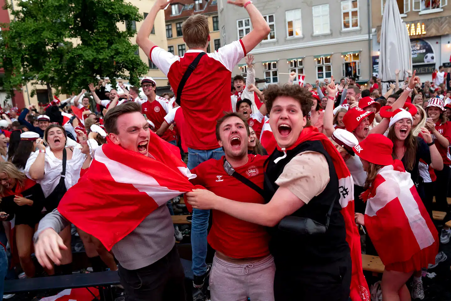 Landsholdets succes og danskernes glade fejringer har – ifølge SSI-direktør Henrik Ullum – drevet coronasmitten blandt de unge.