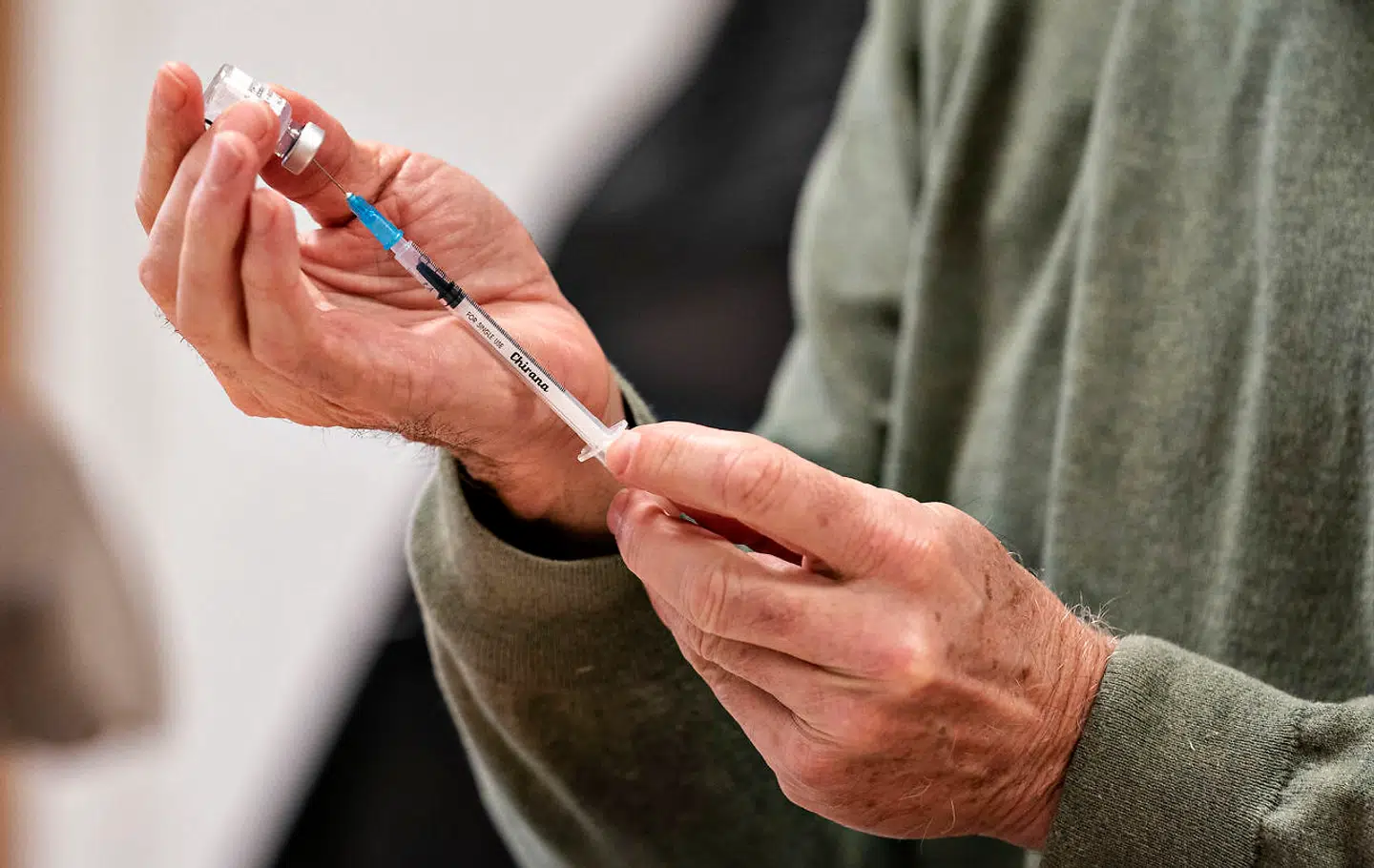 Sprøjter gøres klar til at vaccinere hjemløse i Aalborg i februar 2021. Så heldige var 800 andre særligt udsatte borgere i Region Midtjylland dog ikke. De blev glemt på en liste.