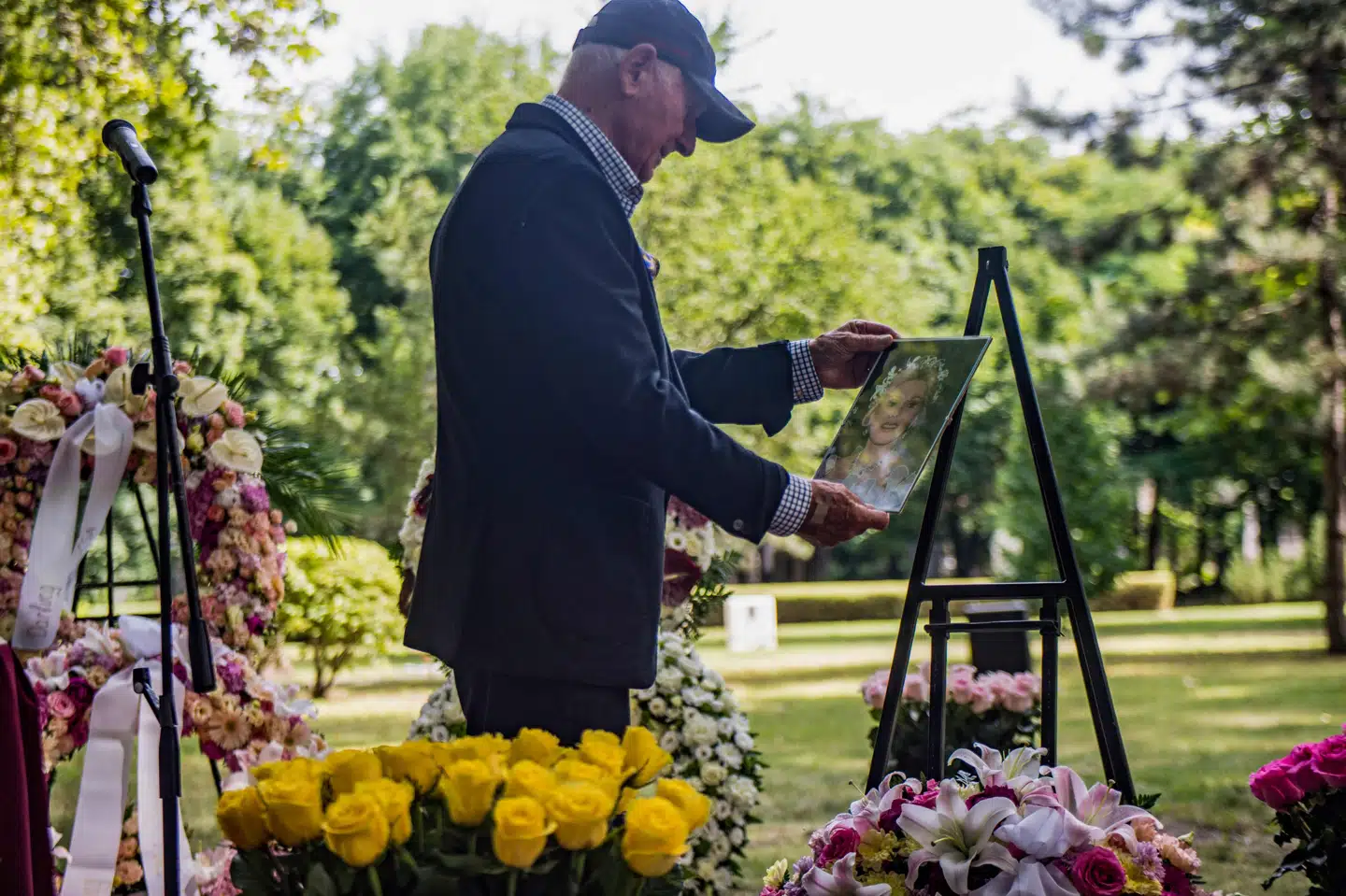 Den tysk-amerikanske forretningsmand Frédéric Prinz von Anhalt ses her med et billede af sin afdøde hustru under urnenedlæggelsen tirsdag på Kerepesh-kirkegården i Budapest. Gergely Besenyei/Ritzau Scanpix