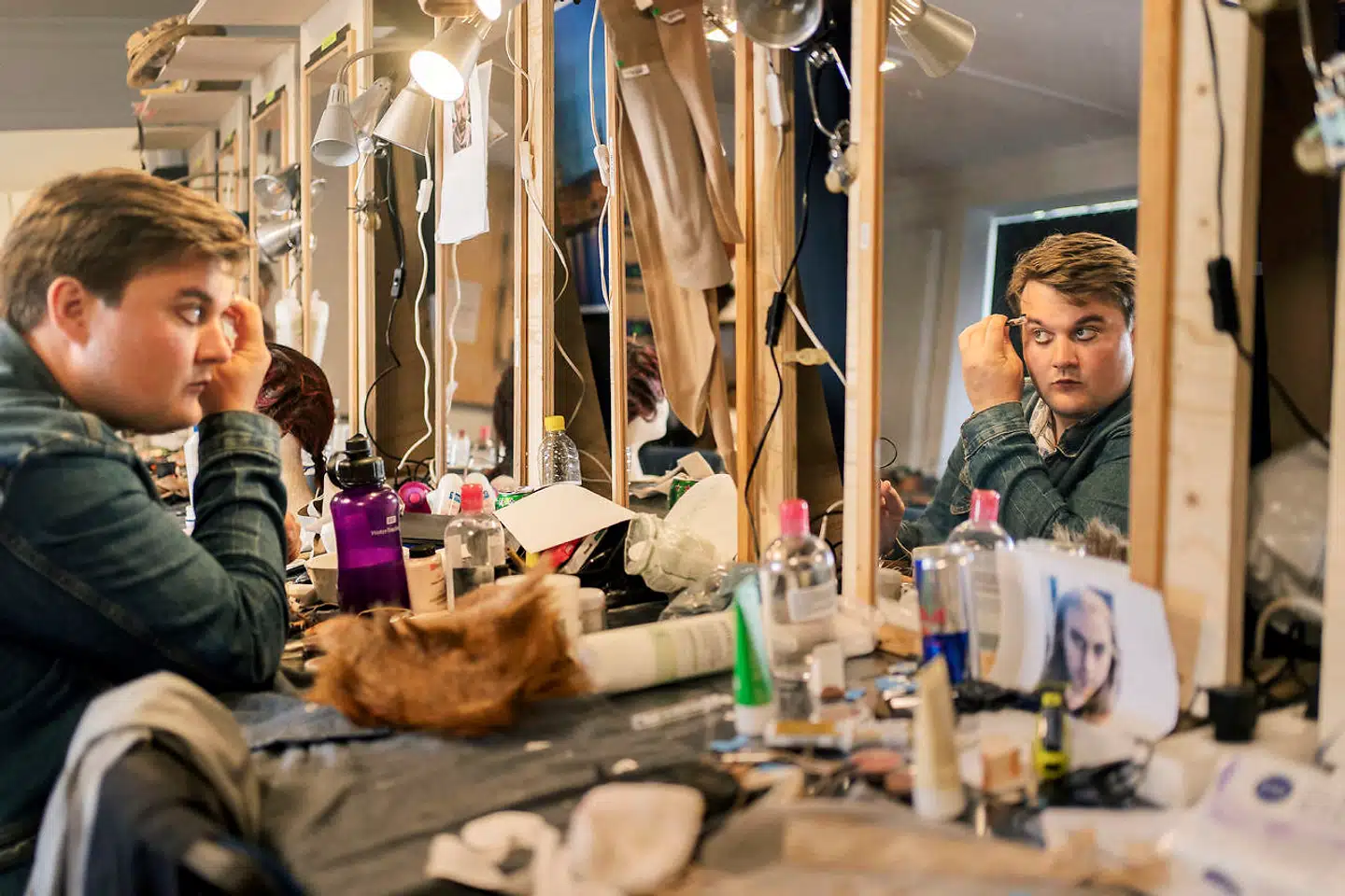 Skuespiller Nicolai Jørgensen medvirker i forestillingen »Jean de France«, der fik fem stjerner i Berlingske. »Hvis man ikke allerede vidste, at han er fremtidens mand i dansk teater, så ved man det nu. Et frisk pust udefra? Det er lige før, man synes det,« skrev teaterredaktør Jakob Steen Olsen