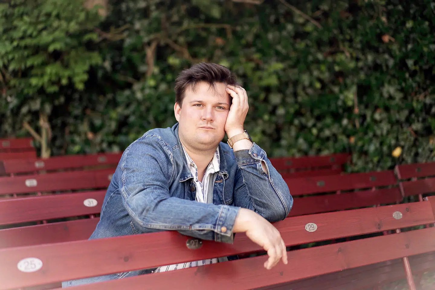 »Måske er jeg lidt atypisk. Jeg er heller ikke med i alt det der Instagram og TikTok.. Nogle gange forstår jeg ikke, at der sidder en 14 årig dreng eller pige et sted med to millioner følgere, fordi han eller hun er lækker. Jeg tænker, hvad vil de byde ind med?«