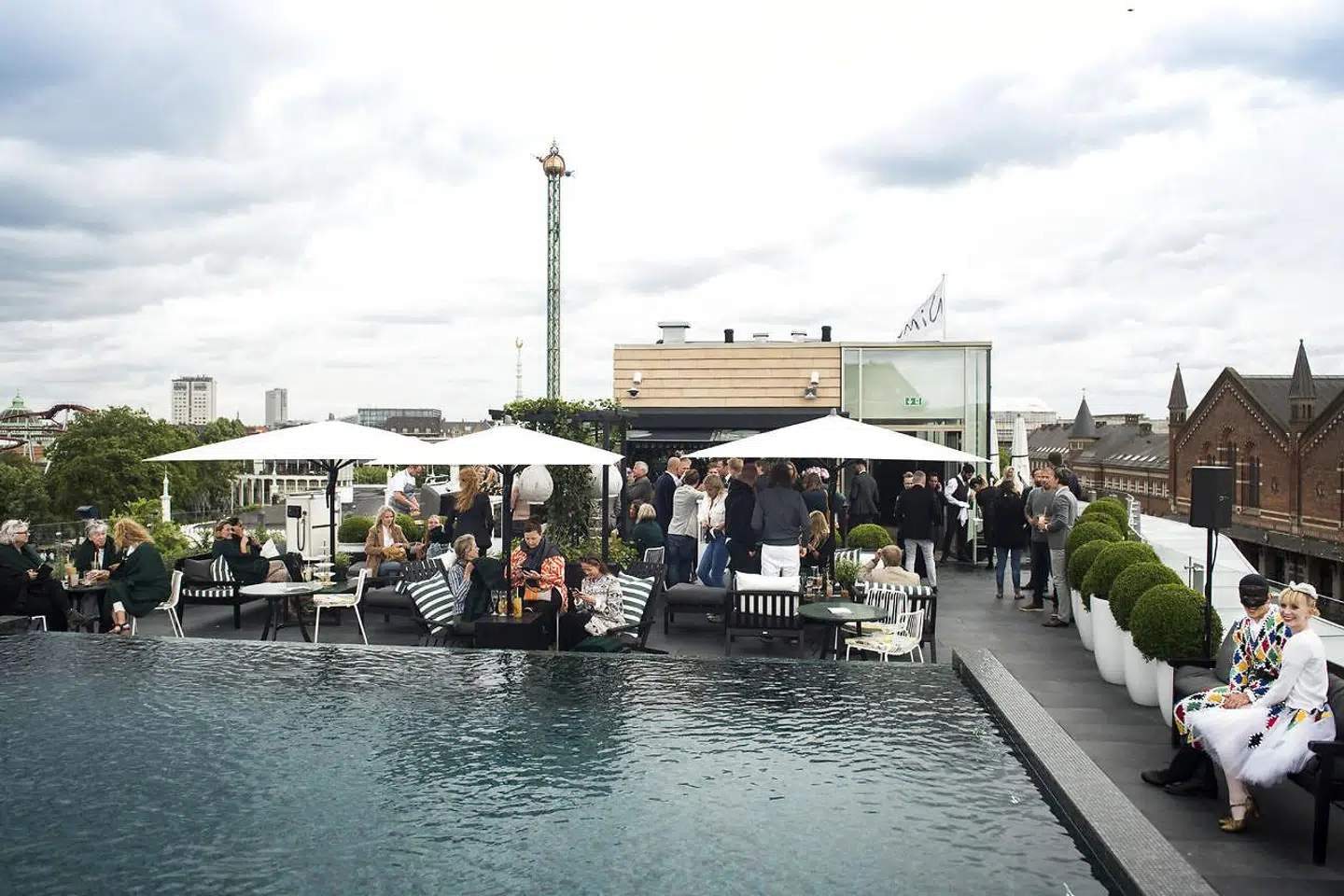 Nimb indvier ny pool og loungeområde og bliver Danmarks første hotel med rooftop-pool. Berlingske interviewer chefdesigner Rene Jasper om, hvilken retning er det, Nimb ønsker at gå i. Er en rooftop pool realistisk i Danmark.