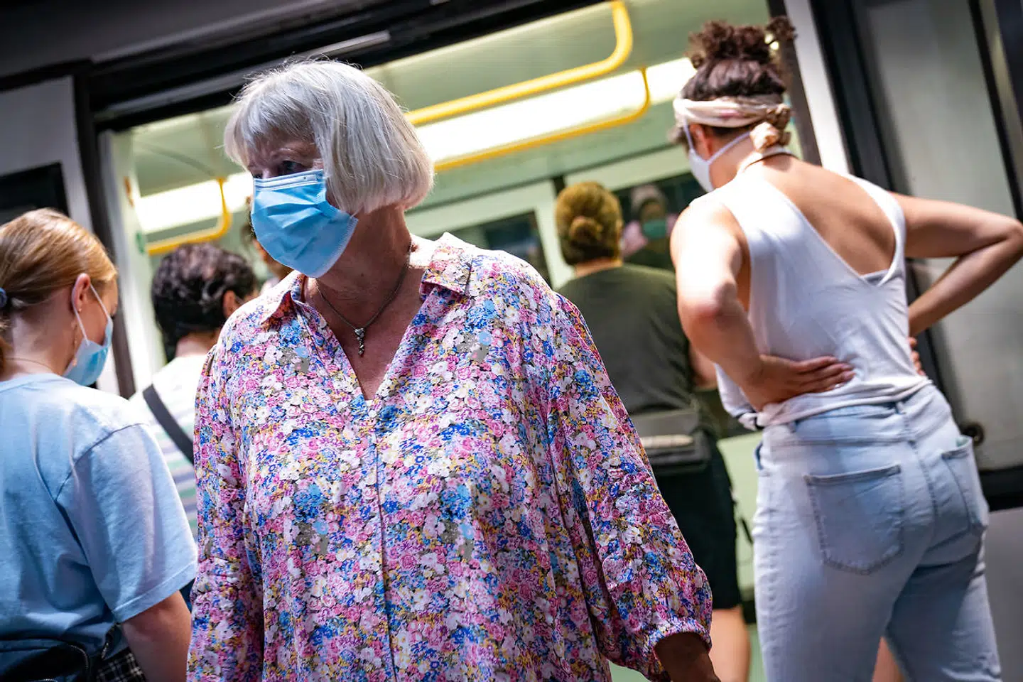 Coronarestriktionerne bør lempes med det samme, mener en række partier på Christiansborg. Billedet viser rejsende i den offentlige trafik bære mundbind – en af de fortsat gældende restriktioner, men dog kun så længe, man står op.
