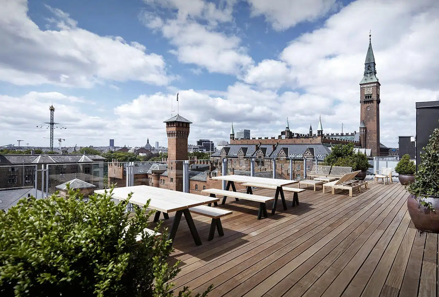 Hotel Danmark huser en af Københavns spektakulære terrasser, hvor alle kan dumpe forbi og nyde byen ovenfra.