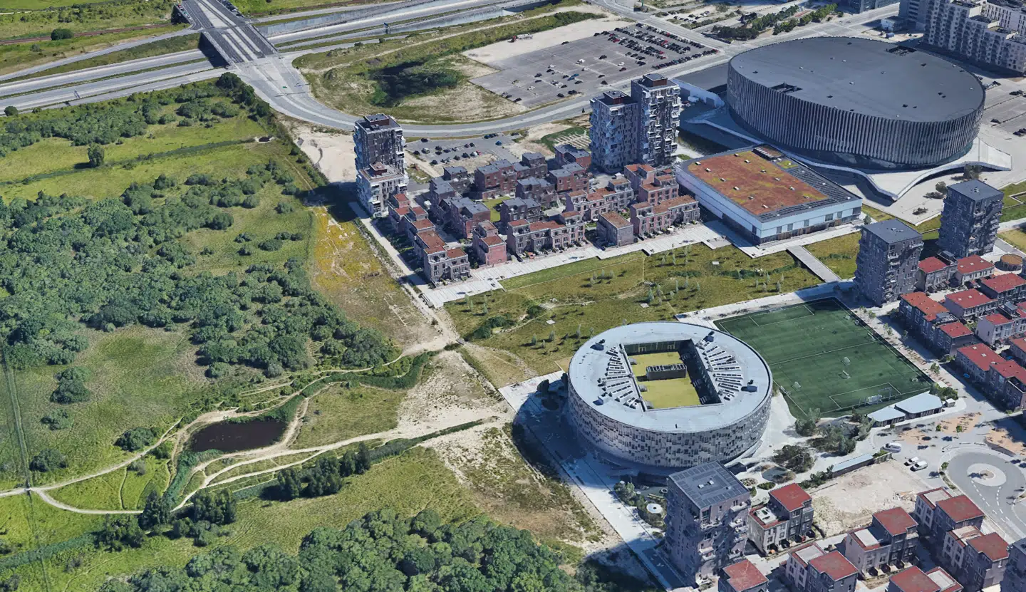 Søen og vandløbet, der skal dækkes til, ses til venstre. Illustration fra Google Earth.