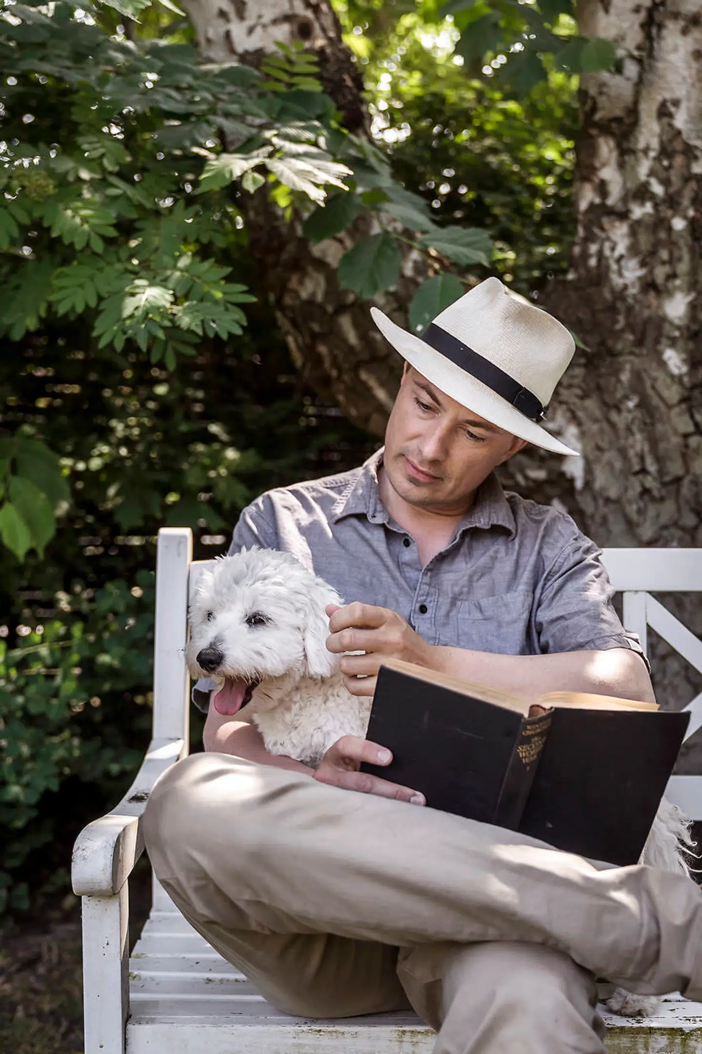 Morten Messerschmidt i sommerhus med sin hund, Hugo.