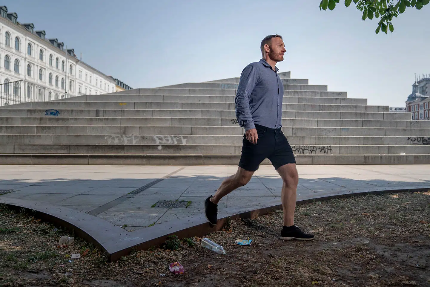 Ifølge psykolog Simon Elsborg Nygaard fortæller vi os selv små løgne for at undgå at få dårlig samvittighed, når vi smider eller efterlader skrald.